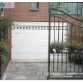 Puerta moderna de garaje con obturador de aluminio